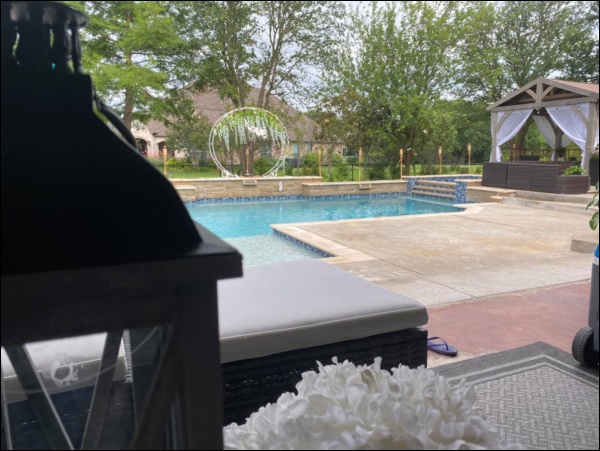 Biệt thự sang trọng, phong cách cổ điển của ca sĩ Hồng Ngọc ở Mỹ có sân vườn rộng và bể bơi đáng sống-11