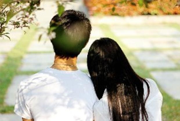 Con gái 17 tuổi có hành động phản cảm với bạn trai, khi biết chuyện bà mẹ còn cười lớn và nói một câu khiến mọi người ngán ngẩm: Mẹ như này bảo sao không dạy nổi con!-2