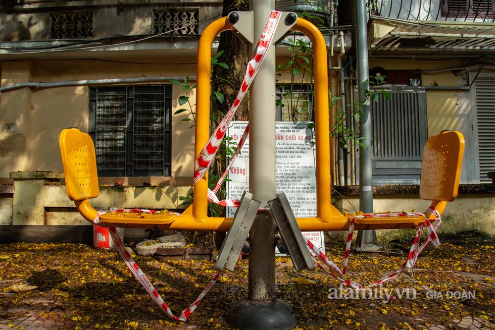 Hà Nội phong tỏa hàng loạt thiết bị tập thể dục ngoài trời để phòng dịch COVID-19-2