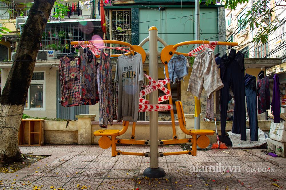 Hà Nội phong tỏa hàng loạt thiết bị tập thể dục ngoài trời để phòng dịch COVID-19-3