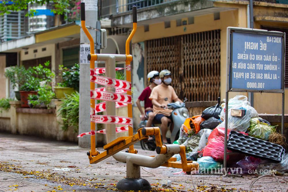 Hà Nội phong tỏa hàng loạt thiết bị tập thể dục ngoài trời để phòng dịch COVID-19-4