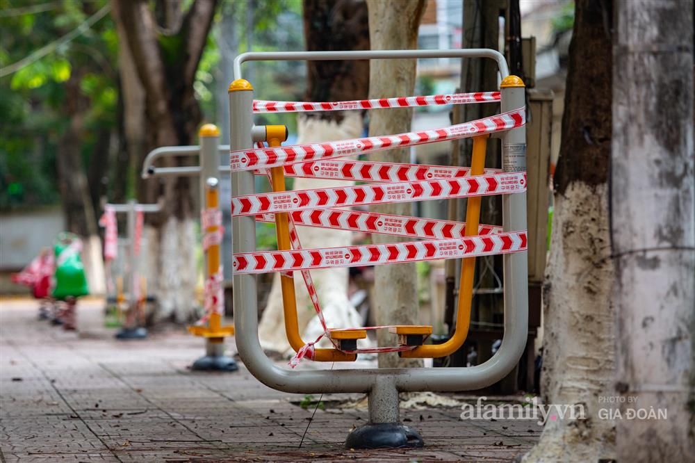 Hà Nội phong tỏa hàng loạt thiết bị tập thể dục ngoài trời để phòng dịch COVID-19-5