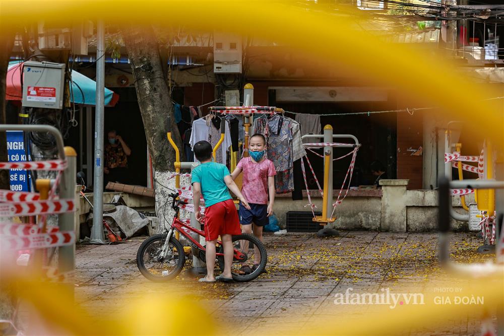 Hà Nội phong tỏa hàng loạt thiết bị tập thể dục ngoài trời để phòng dịch COVID-19-10