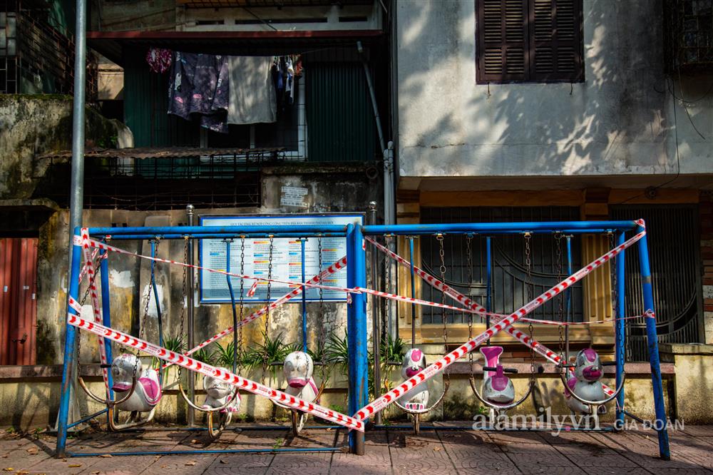 Hà Nội phong tỏa hàng loạt thiết bị tập thể dục ngoài trời để phòng dịch COVID-19-11