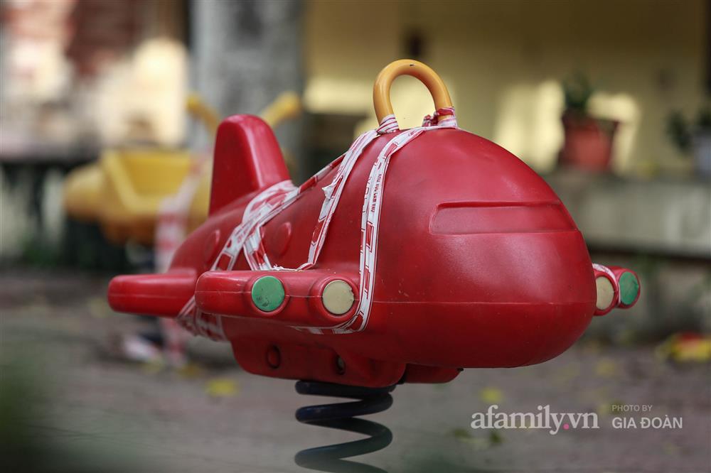 Hà Nội phong tỏa hàng loạt thiết bị tập thể dục ngoài trời để phòng dịch COVID-19-14