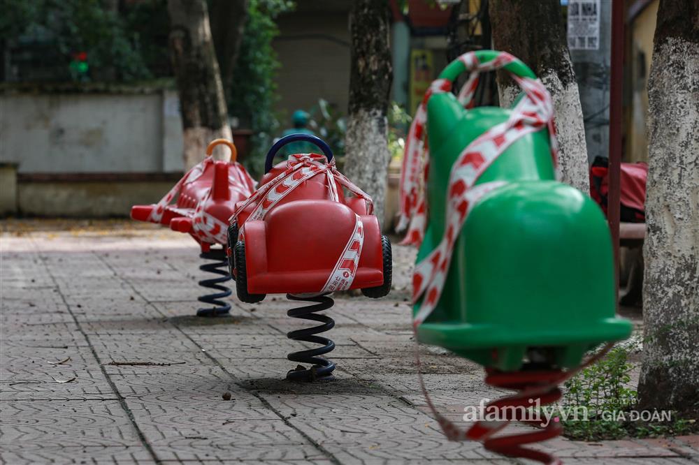 Hà Nội phong tỏa hàng loạt thiết bị tập thể dục ngoài trời để phòng dịch COVID-19-7