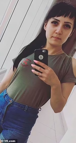 Phạt con gái 3 tuổi bằng cách treo lủng lẳng ra ban công, bà mẹ lập tức nhận hậu quả khủng khiếp, ám ảnh đoạn video quay cảnh hiện trường-1