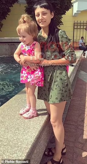 Phạt con gái 3 tuổi bằng cách treo lủng lẳng ra ban công, bà mẹ lập tức nhận hậu quả khủng khiếp, ám ảnh đoạn video quay cảnh hiện trường-2