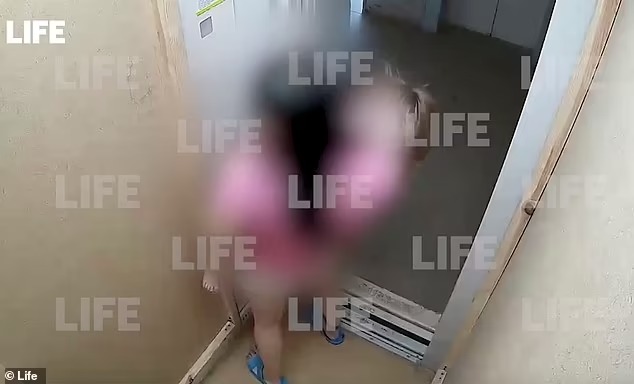 Phạt con gái 3 tuổi bằng cách treo lủng lẳng ra ban công, bà mẹ lập tức nhận hậu quả khủng khiếp, ám ảnh đoạn video quay cảnh hiện trường-5