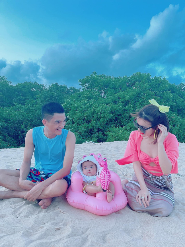 Con gái Mạc Văn Khoa diện quần áo toàn màu rực rỡ, không xanh nõn chuối thì tím mộng mơ, mẹ tiết lộ lý do thế này-1