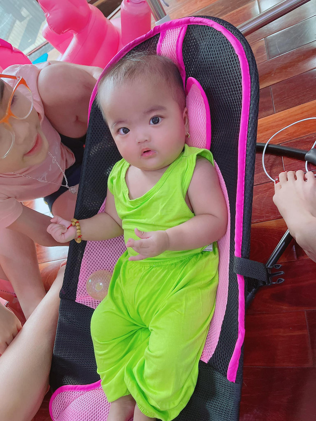 Con gái Mạc Văn Khoa diện quần áo toàn màu rực rỡ, không xanh nõn chuối thì tím mộng mơ, mẹ tiết lộ lý do thế này-4