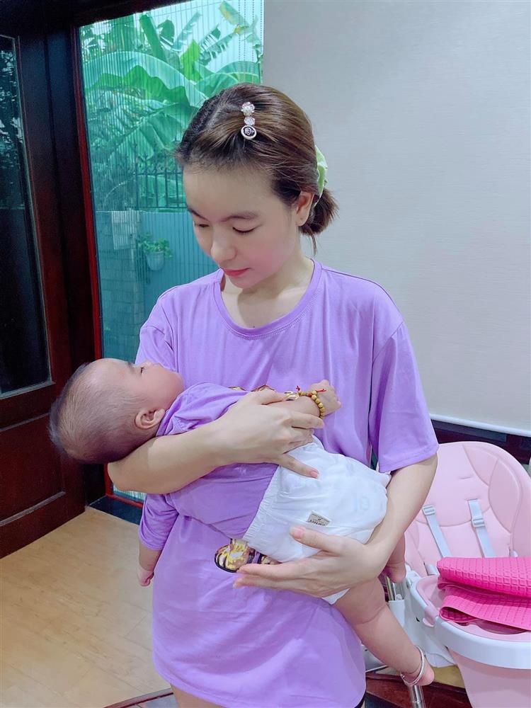 Con gái Mạc Văn Khoa diện quần áo toàn màu rực rỡ, không xanh nõn chuối thì tím mộng mơ, mẹ tiết lộ lý do thế này-5