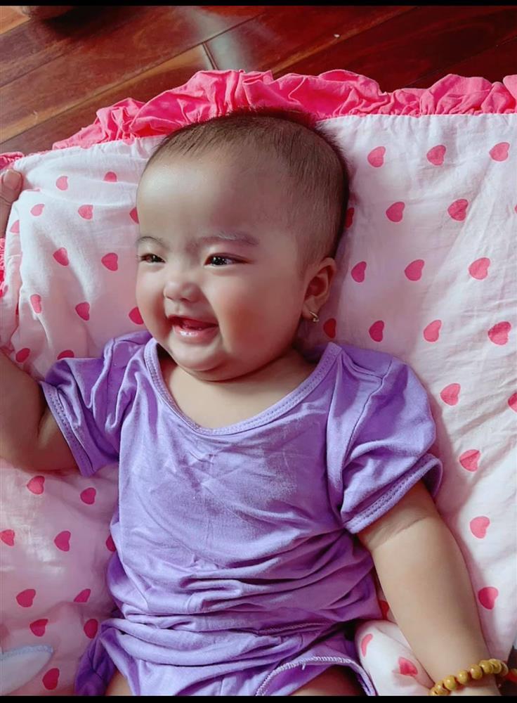 Con gái Mạc Văn Khoa diện quần áo toàn màu rực rỡ, không xanh nõn chuối thì tím mộng mơ, mẹ tiết lộ lý do thế này-6