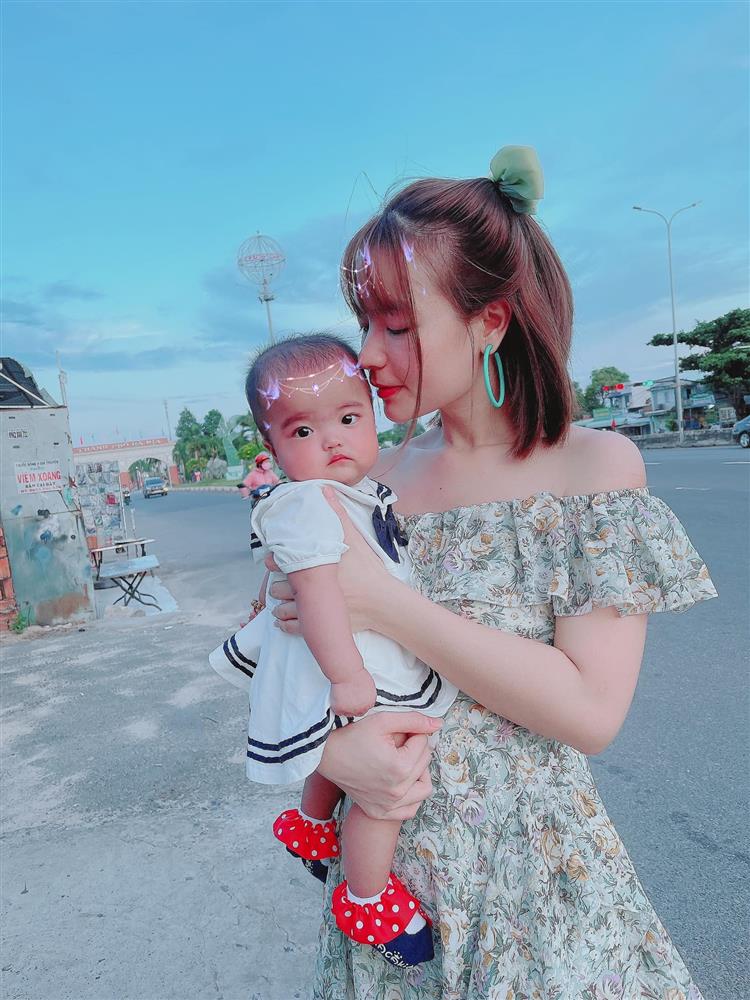 Con gái Mạc Văn Khoa diện quần áo toàn màu rực rỡ, không xanh nõn chuối thì tím mộng mơ, mẹ tiết lộ lý do thế này-9