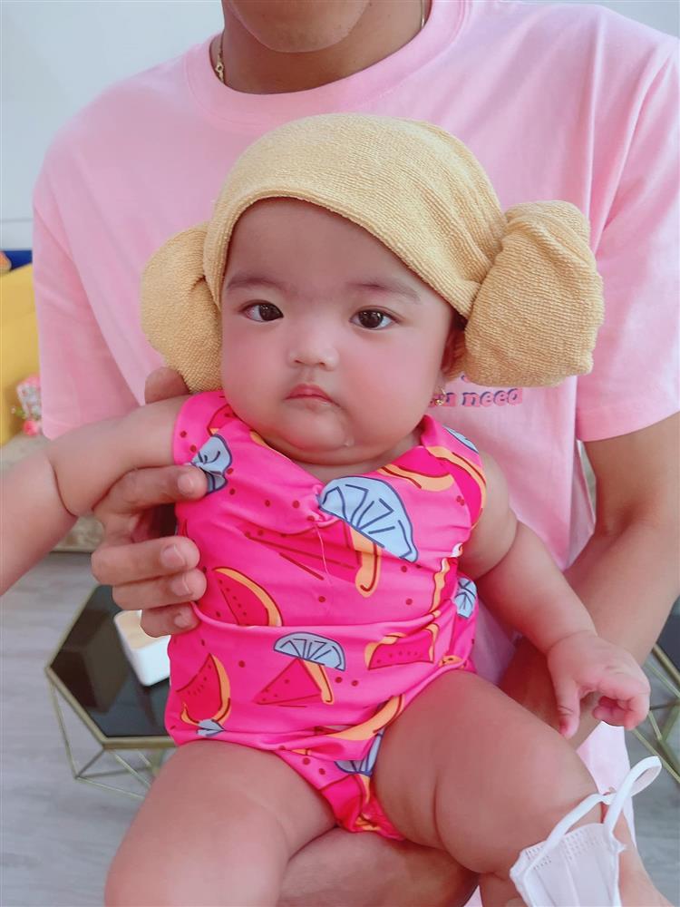 Con gái Mạc Văn Khoa diện quần áo toàn màu rực rỡ, không xanh nõn chuối thì tím mộng mơ, mẹ tiết lộ lý do thế này-11