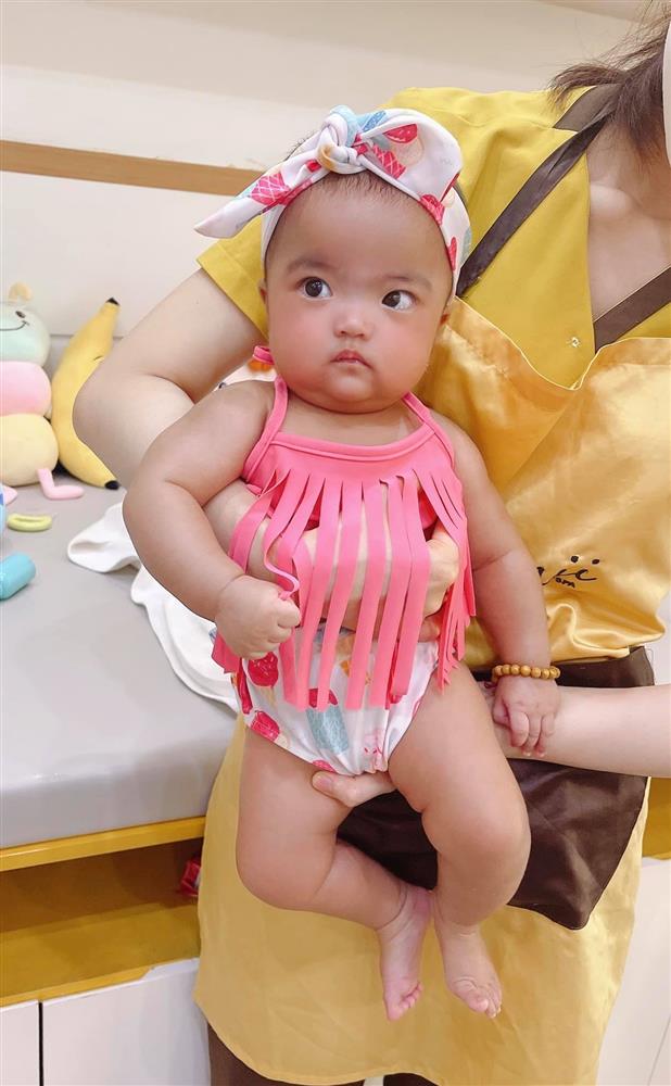 Con gái Mạc Văn Khoa diện quần áo toàn màu rực rỡ, không xanh nõn chuối thì tím mộng mơ, mẹ tiết lộ lý do thế này-12