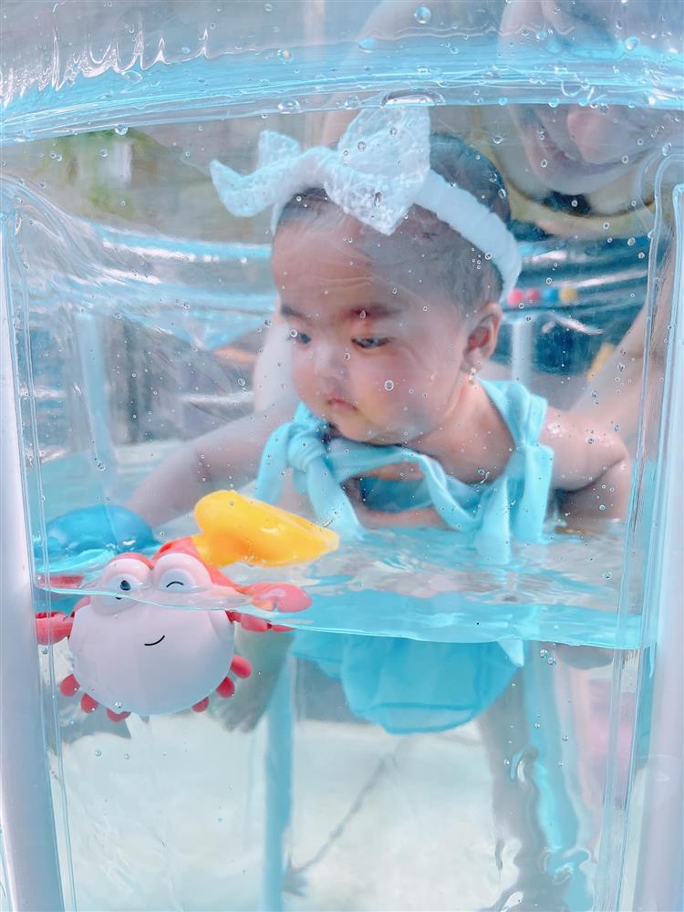 Con gái Mạc Văn Khoa diện quần áo toàn màu rực rỡ, không xanh nõn chuối thì tím mộng mơ, mẹ tiết lộ lý do thế này-13