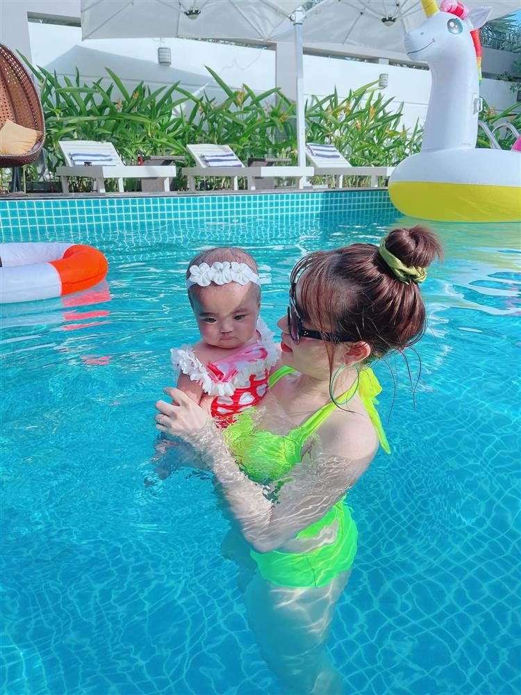 Con gái Mạc Văn Khoa diện quần áo toàn màu rực rỡ, không xanh nõn chuối thì tím mộng mơ, mẹ tiết lộ lý do thế này-16