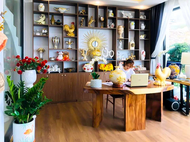 Căn nhà 5 tầng của vợ chồng Bát Tràng, thiết kế 3 ban công xanh nhưng vẫn đầu tư hẳn 400 triệu cho sân thượng 160m2-4