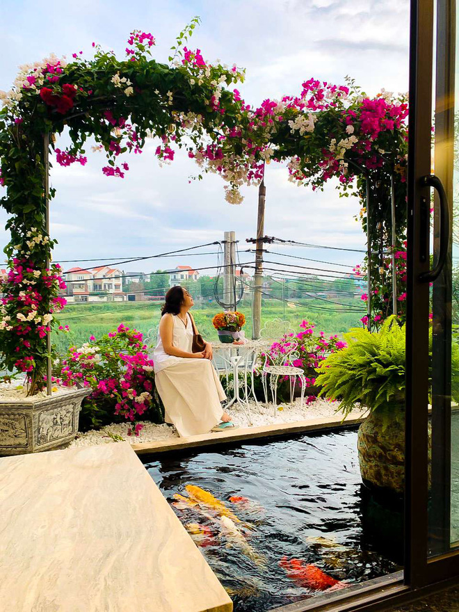 Căn nhà 5 tầng của vợ chồng Bát Tràng, thiết kế 3 ban công xanh nhưng vẫn đầu tư hẳn 400 triệu cho sân thượng 160m2-10