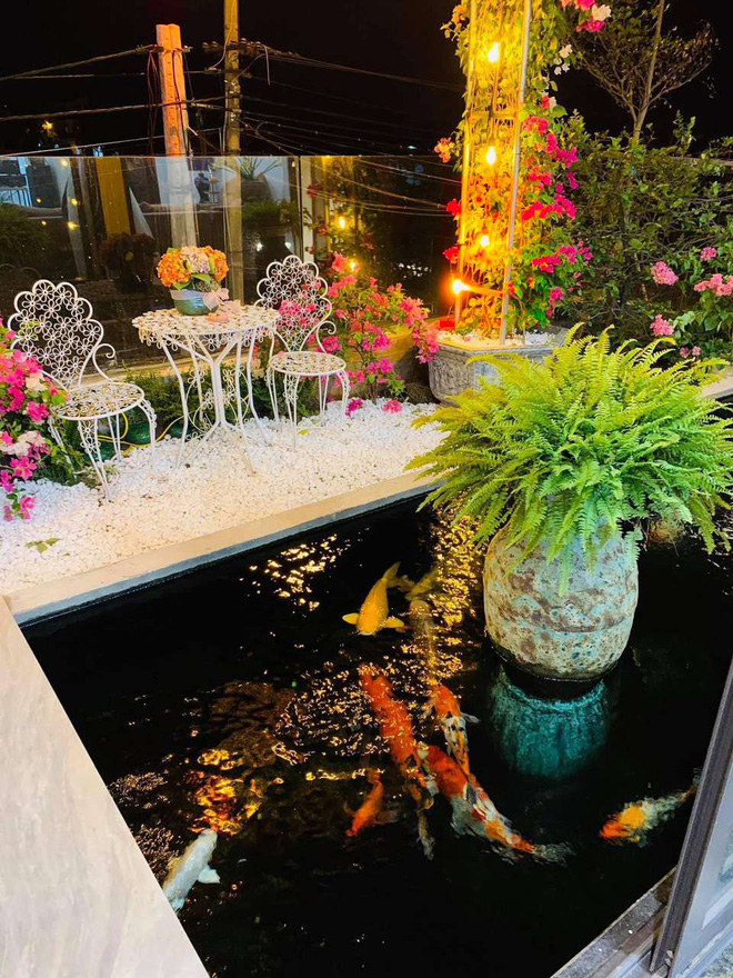 Căn nhà 5 tầng của vợ chồng Bát Tràng, thiết kế 3 ban công xanh nhưng vẫn đầu tư hẳn 400 triệu cho sân thượng 160m2-12