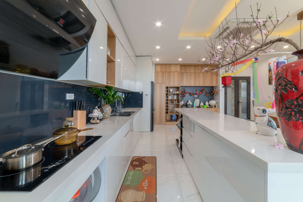 Căn nhà 5 tầng của vợ chồng Bát Tràng, thiết kế 3 ban công xanh nhưng vẫn đầu tư hẳn 400 triệu cho sân thượng 160m2-14