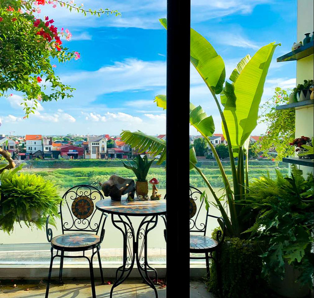 Căn nhà 5 tầng của vợ chồng Bát Tràng, thiết kế 3 ban công xanh nhưng vẫn đầu tư hẳn 400 triệu cho sân thượng 160m2-21