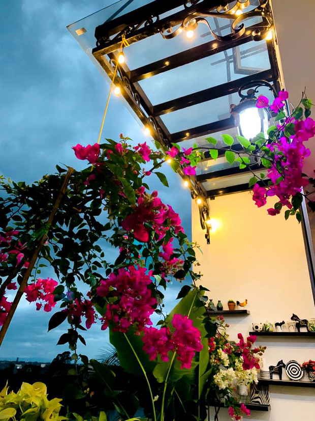 Căn nhà 5 tầng của vợ chồng Bát Tràng, thiết kế 3 ban công xanh nhưng vẫn đầu tư hẳn 400 triệu cho sân thượng 160m2-23