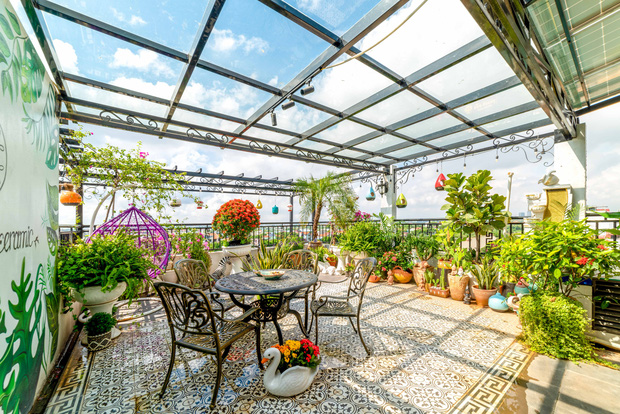 Căn nhà 5 tầng của vợ chồng Bát Tràng, thiết kế 3 ban công xanh nhưng vẫn đầu tư hẳn 400 triệu cho sân thượng 160m2-27