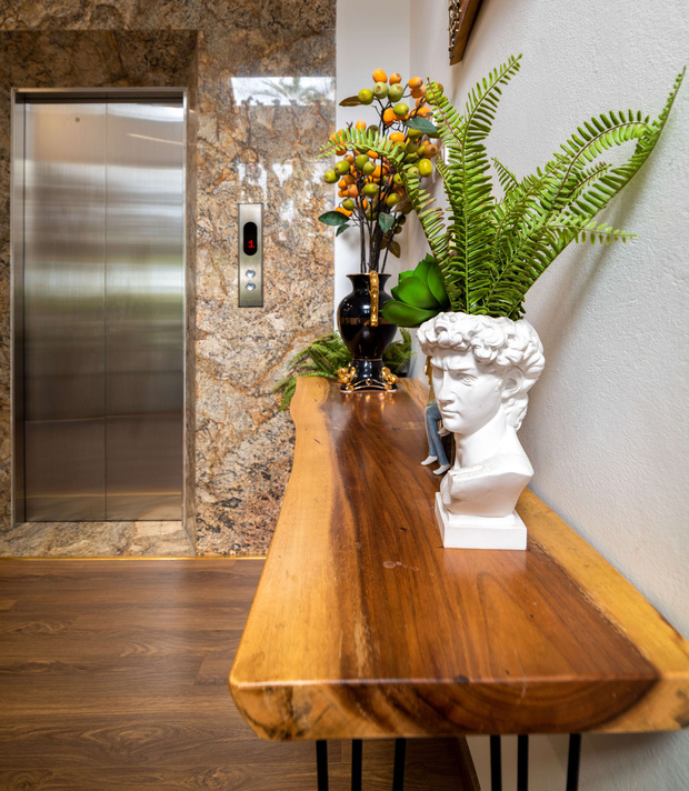 Căn nhà 5 tầng của vợ chồng Bát Tràng, thiết kế 3 ban công xanh nhưng vẫn đầu tư hẳn 400 triệu cho sân thượng 160m2-35