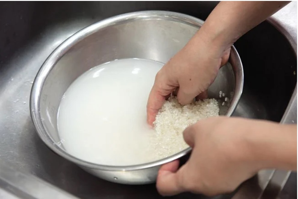 Nấu cơm bằng nước nóng hay nước lạnh đều được, cứ thêm thứ này đảm bảo cơm thơm ngon, mềm dẻo-1