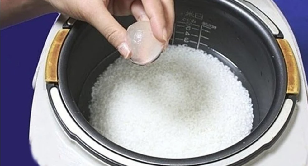 Nấu cơm bằng nước nóng hay nước lạnh đều được, cứ thêm thứ này đảm bảo cơm thơm ngon, mềm dẻo-2