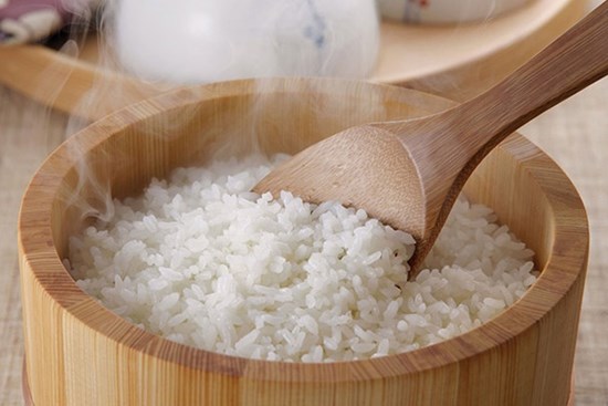 Nấu cơm bằng nước nóng hay nước lạnh đều được, cứ thêm thứ này đảm bảo cơm thơm ngon, mềm dẻo