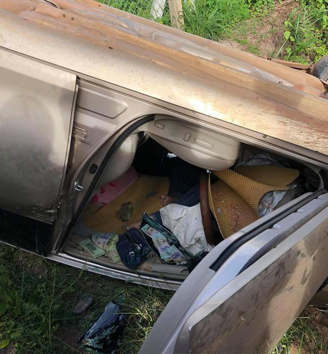 Clip: Ô tô lật úp bên vệ đường, tài xế tử vong mắc kẹt trong xe, để lộ nhiều cọc tiền mặt-1