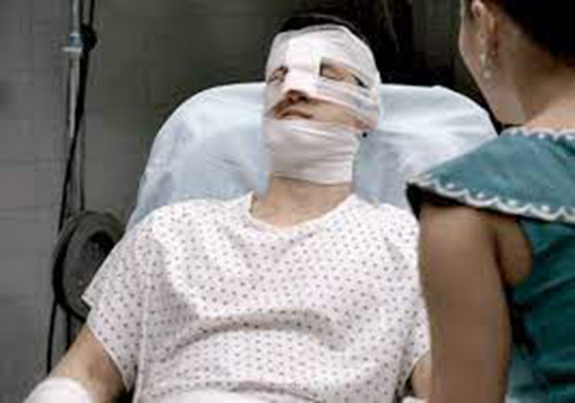 Đêm tân hôn, con gái đánh chồng nhập viện, mẹ vợ đến bệnh viện xin lỗi, bước vào thấy con rể bà choáng váng-2