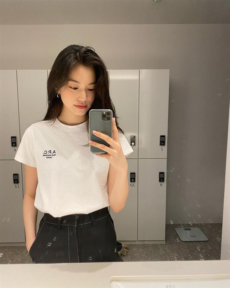 4 kiểu áo phông sao Hàn nào cũng diện, bạn sắm hết thì sẽ sành điệu từ công sở ra phố-1