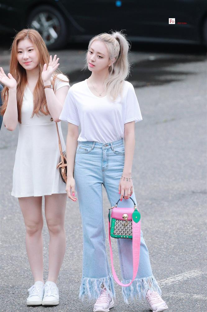 4 kiểu áo phông sao Hàn nào cũng diện, bạn sắm hết thì sẽ sành điệu từ công sở ra phố-3