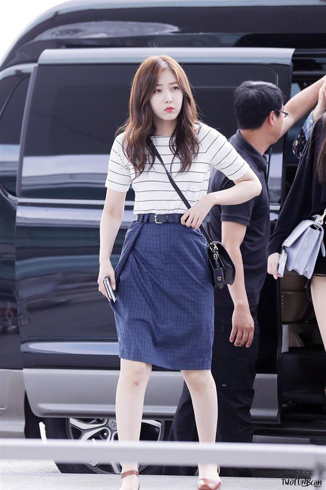 4 kiểu áo phông sao Hàn nào cũng diện, bạn sắm hết thì sẽ sành điệu từ công sở ra phố-10