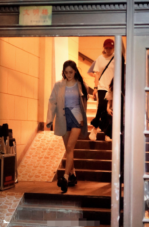 Dương Mịch tan làm thôi mà gây sốt: Đôi chân mướt mát chiếm spotlight, đường cong nóng bỏng và nhan sắc siêu thực-1