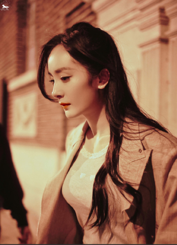 Dương Mịch tan làm thôi mà gây sốt: Đôi chân mướt mát chiếm spotlight, đường cong nóng bỏng và nhan sắc siêu thực-5