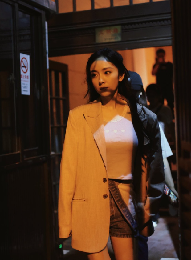 Dương Mịch tan làm thôi mà gây sốt: Đôi chân mướt mát chiếm spotlight, đường cong nóng bỏng và nhan sắc siêu thực-3