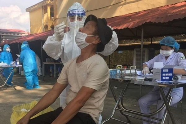 Người phụ nữ không đeo khẩu trang phi thẳng xe máy vào khu vực cách ly, lớn tiếng: Đeo khẩu trang là những người bị truy nã-2