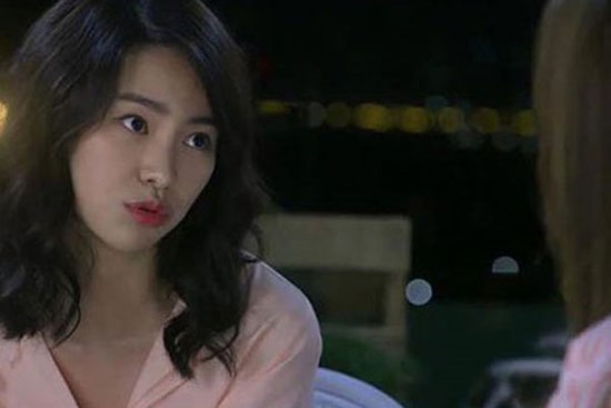 Giận tái mặt khi thấy cô bạn thân ngồi gác chân lên đùi chồng, tôi chốt luôn câu cuối khiến cả hai bàng hoàng