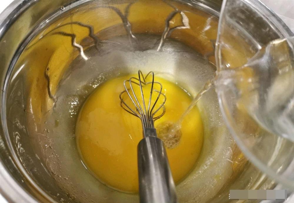 Cách làm bánh bông lan cuộn dâu tây vừa mềm xốp, lại thơm ngon cực phẩm như ngoài hàng-2