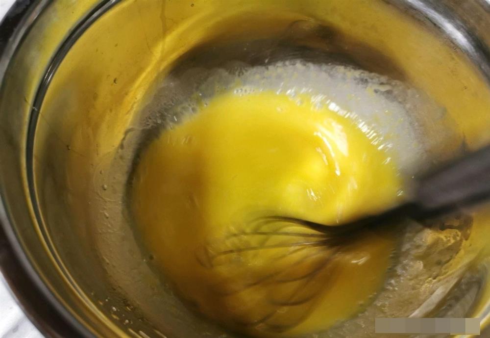 Cách làm bánh bông lan cuộn dâu tây vừa mềm xốp, lại thơm ngon cực phẩm như ngoài hàng-3