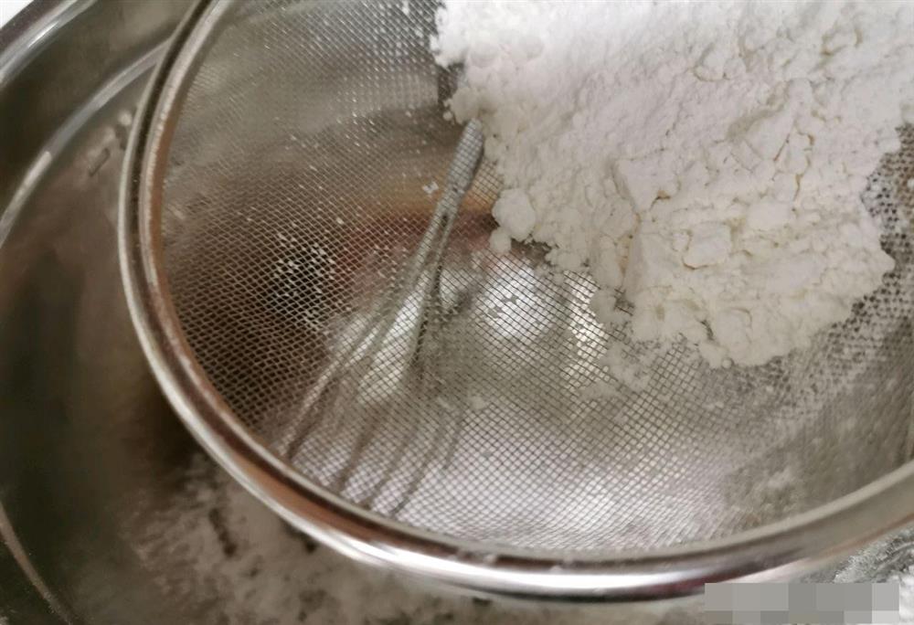 Cách làm bánh bông lan cuộn dâu tây vừa mềm xốp, lại thơm ngon cực phẩm như ngoài hàng-4