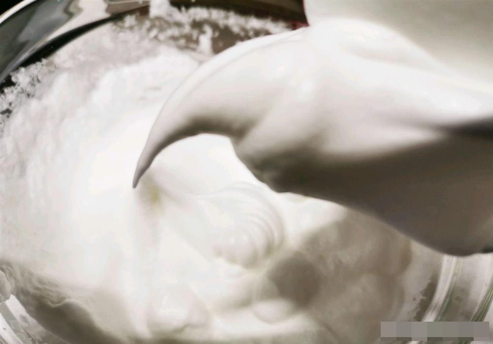 Cách làm bánh bông lan cuộn dâu tây vừa mềm xốp, lại thơm ngon cực phẩm như ngoài hàng-9