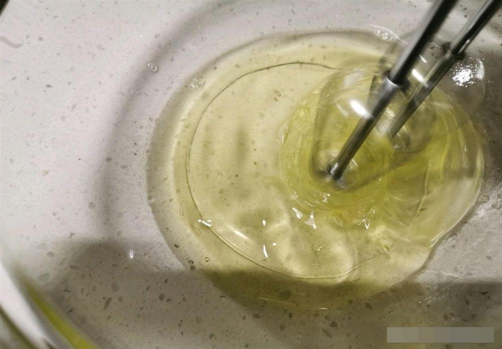 Cách làm bánh bông lan cuộn dâu tây vừa mềm xốp, lại thơm ngon cực phẩm như ngoài hàng-5