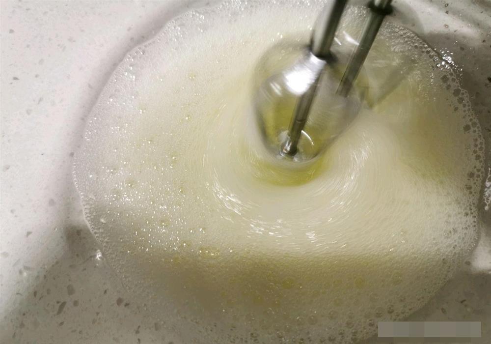 Cách làm bánh bông lan cuộn dâu tây vừa mềm xốp, lại thơm ngon cực phẩm như ngoài hàng-6