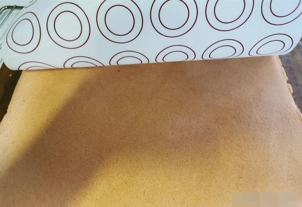 Cách làm bánh bông lan cuộn dâu tây vừa mềm xốp, lại thơm ngon cực phẩm như ngoài hàng-13